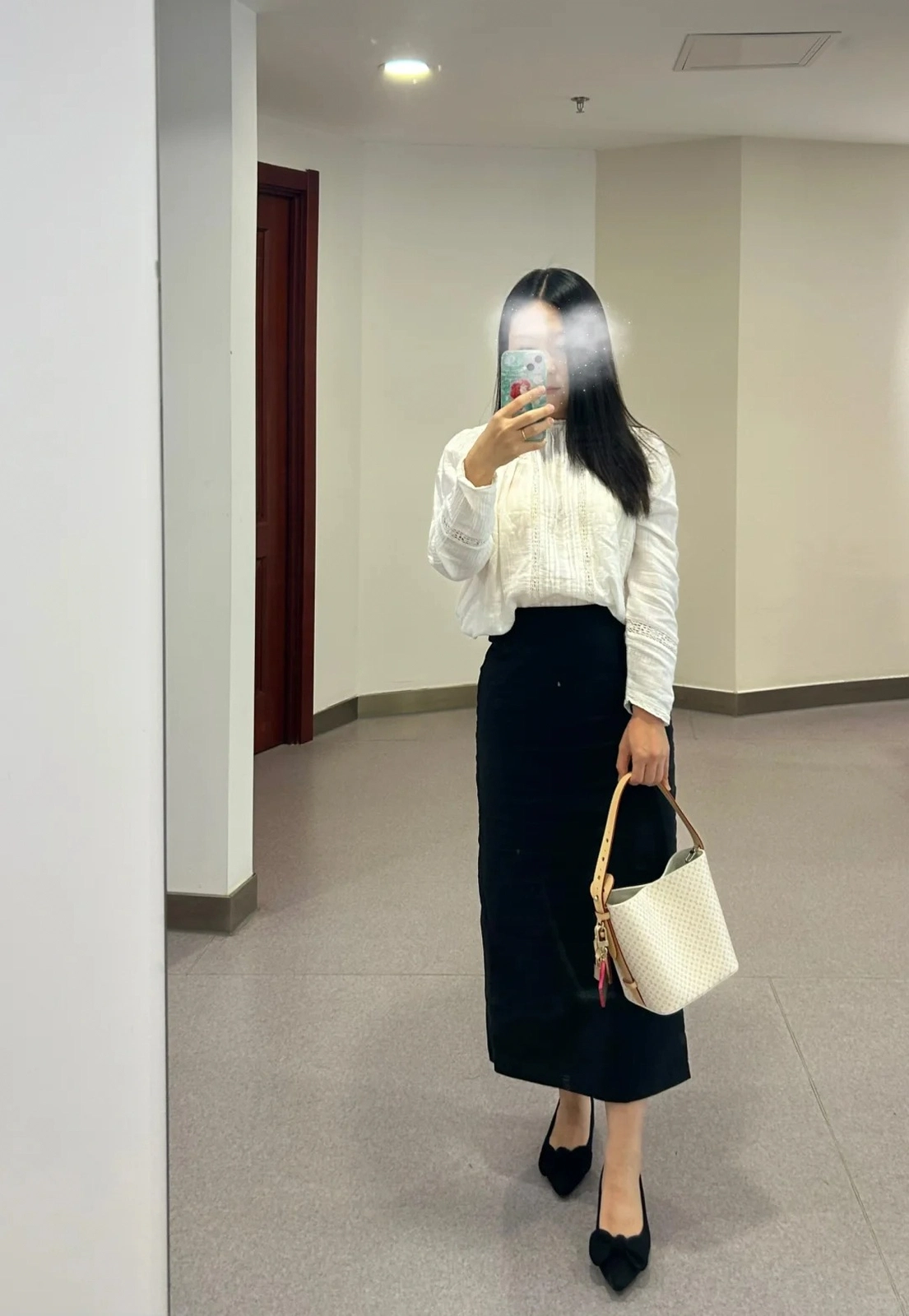 LV Low Key All In BB包包 沙丘色 單肩包 上身圖