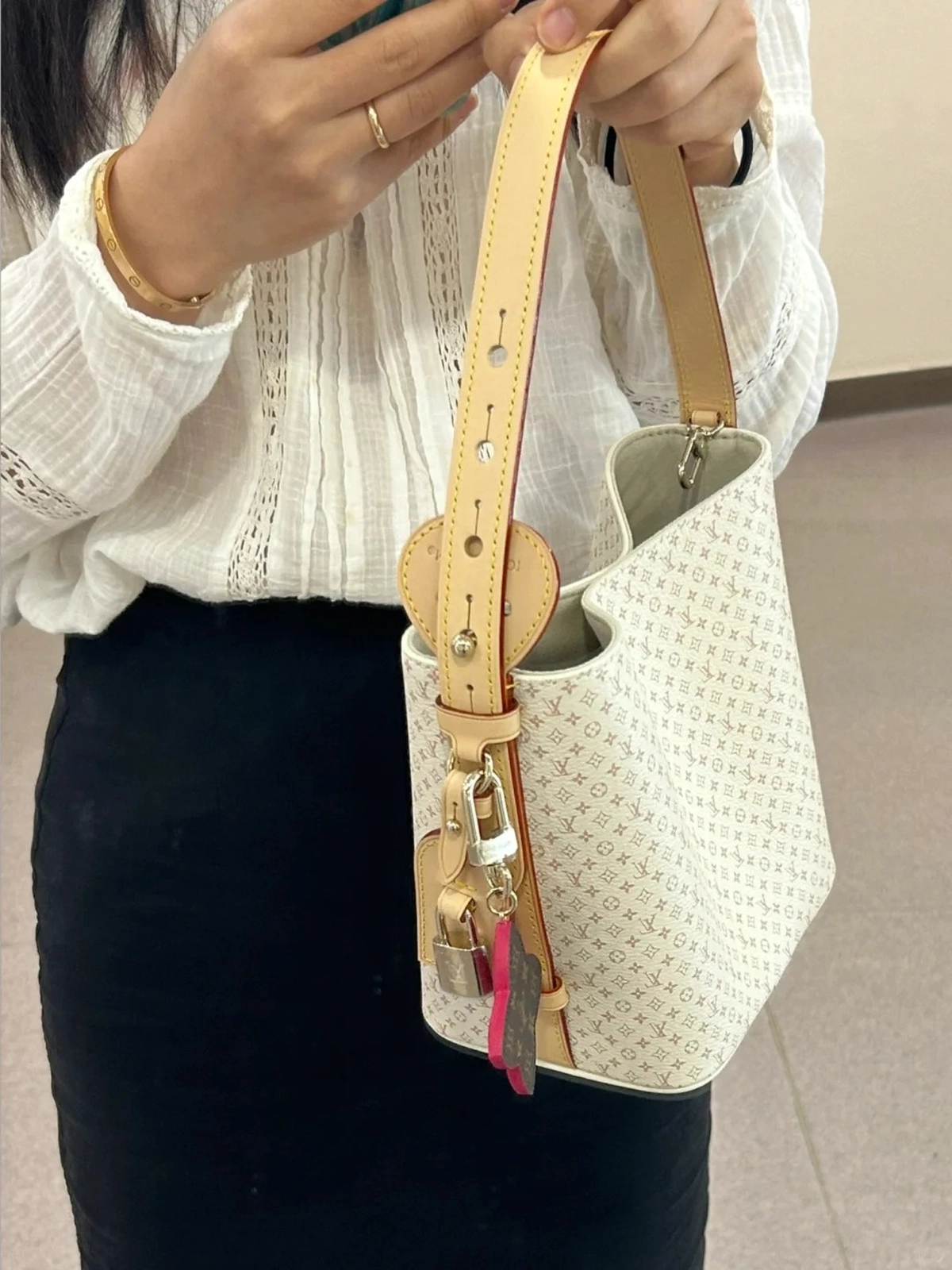 LV Low Key All In BB包包 沙丘色 單肩包 上身圖