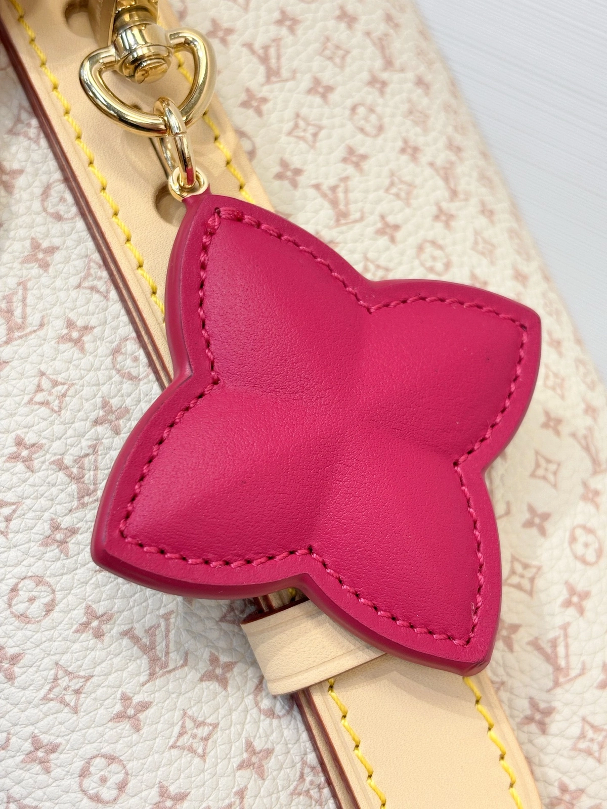 LV Low Key All In BB包包 沙丘色 單肩包M15130 實拍 細節 小吊飾