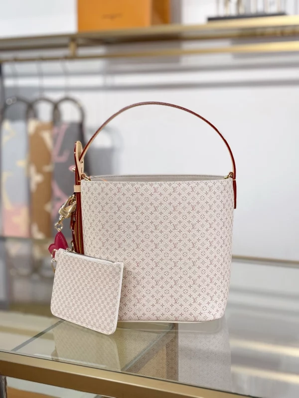 LV Low Key All In BB包包 沙丘色 單肩包M15130 實拍 細節 正面