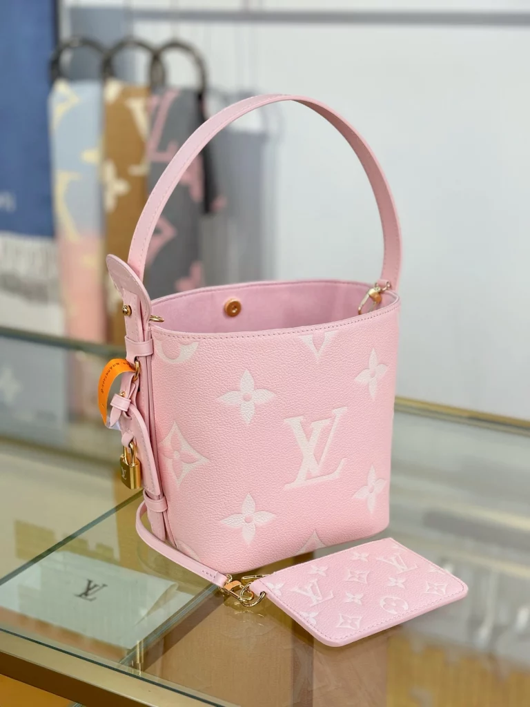 Click to view full screen LV Low Key All In BB包包 雙粉色 單肩包M14356 實拍 側面