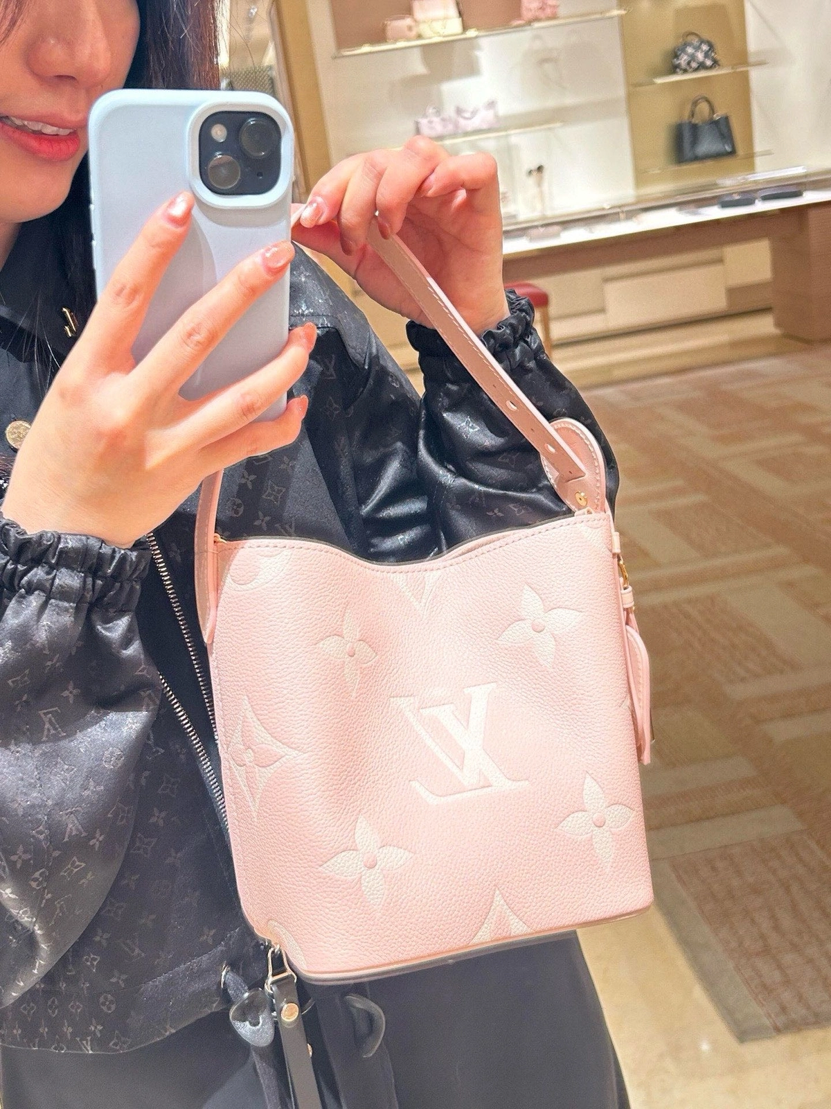 LV Low Key All In BB包包 雙粉色 單肩包M14356 上身效果圖