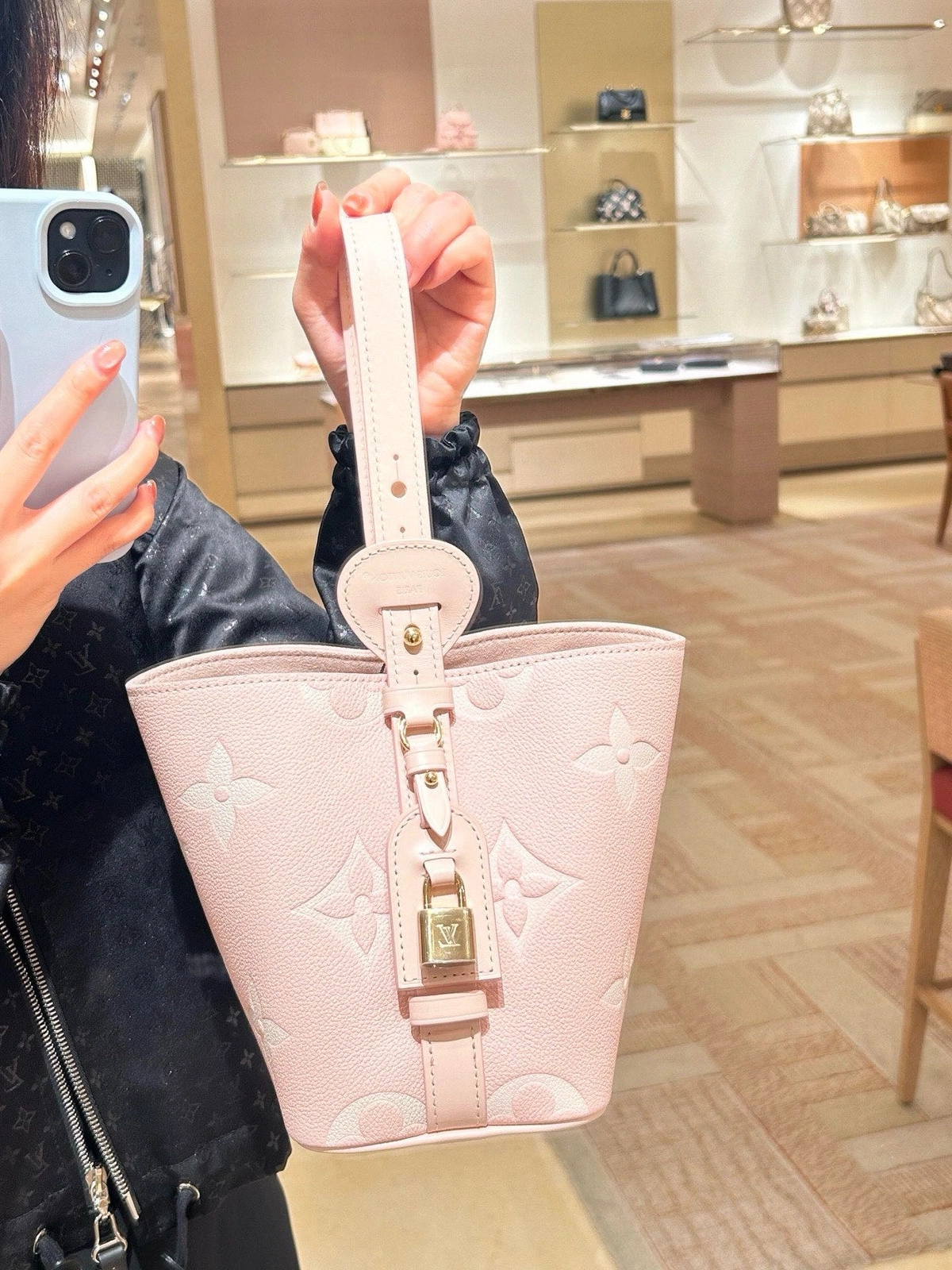 LV Low Key All In BB包包 雙粉色 單肩包M14356 上身效果圖