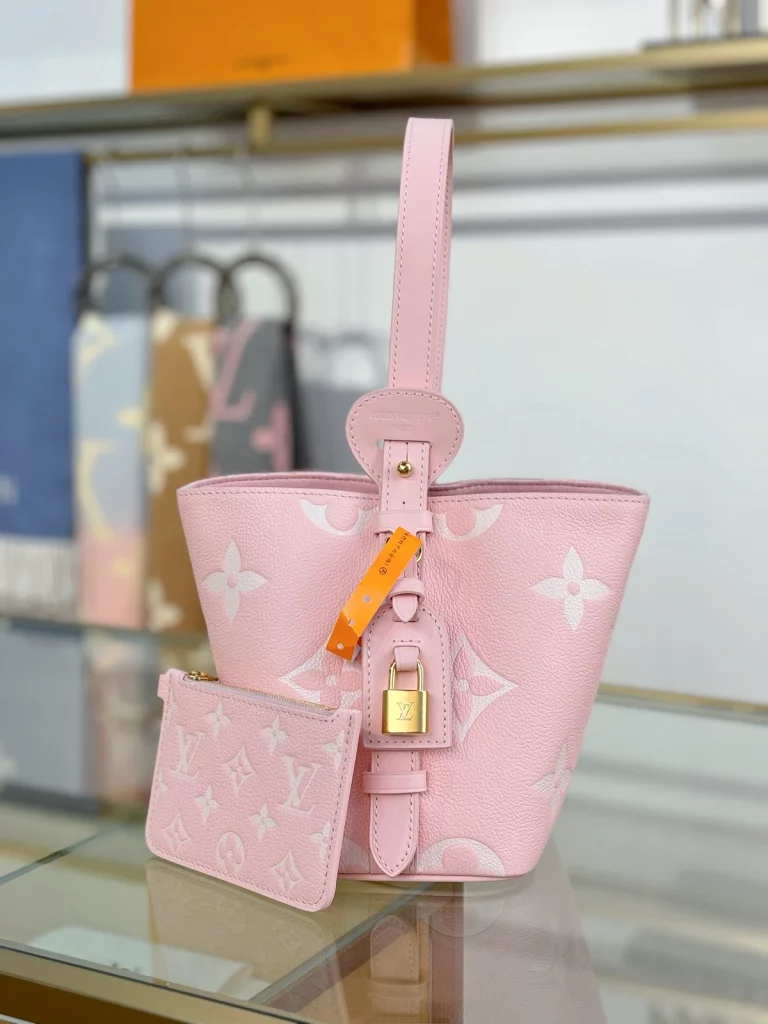 Click to view full screen LV Low Key All In BB包包 雙粉色 單肩包M14356 實拍 側面