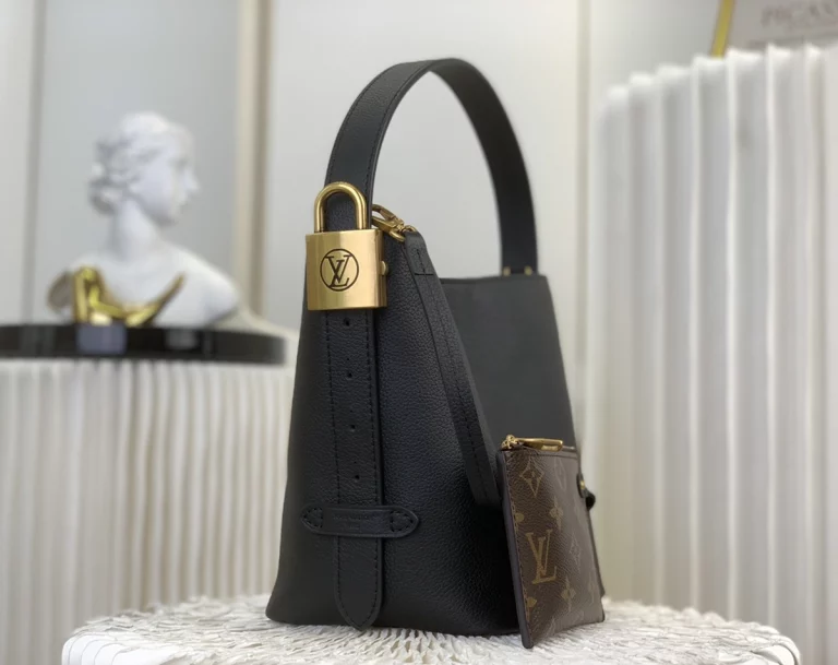 Click to view full screen LV Low Key All In BB 黑色 M25543 實拍照片 側面