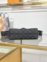 a貨包包 LV S-Cape 黑色 單肩斜背 郵差包 M46794 實拍照片底部