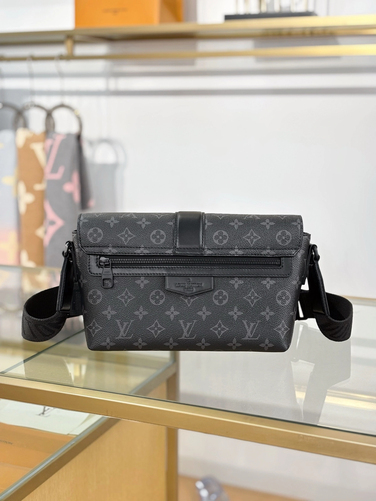 a貨包包 LV S-Cape 黑色 單肩斜背 郵差包 M46794 實拍照片背面
