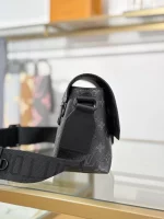 a貨包包 LV S-Cape 黑色 單肩斜背 郵差包 M46794 實拍照片側面