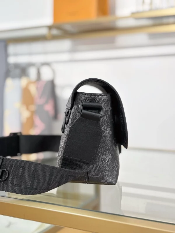 a貨包包 LV S-Cape 黑色 單肩斜背 郵差包 M46794 實拍照片側面