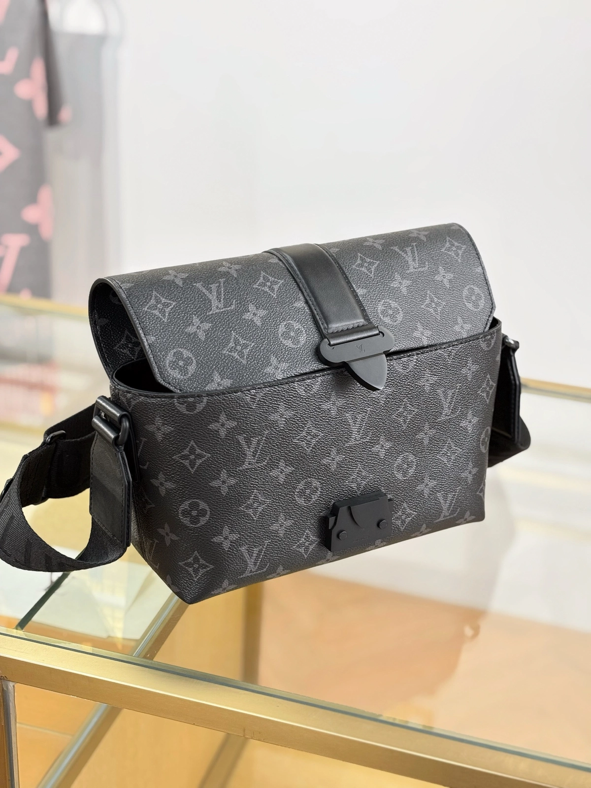 a貨包包 LV S-Cape 黑色 單肩斜背 郵差包 M46794 實拍照片側面
