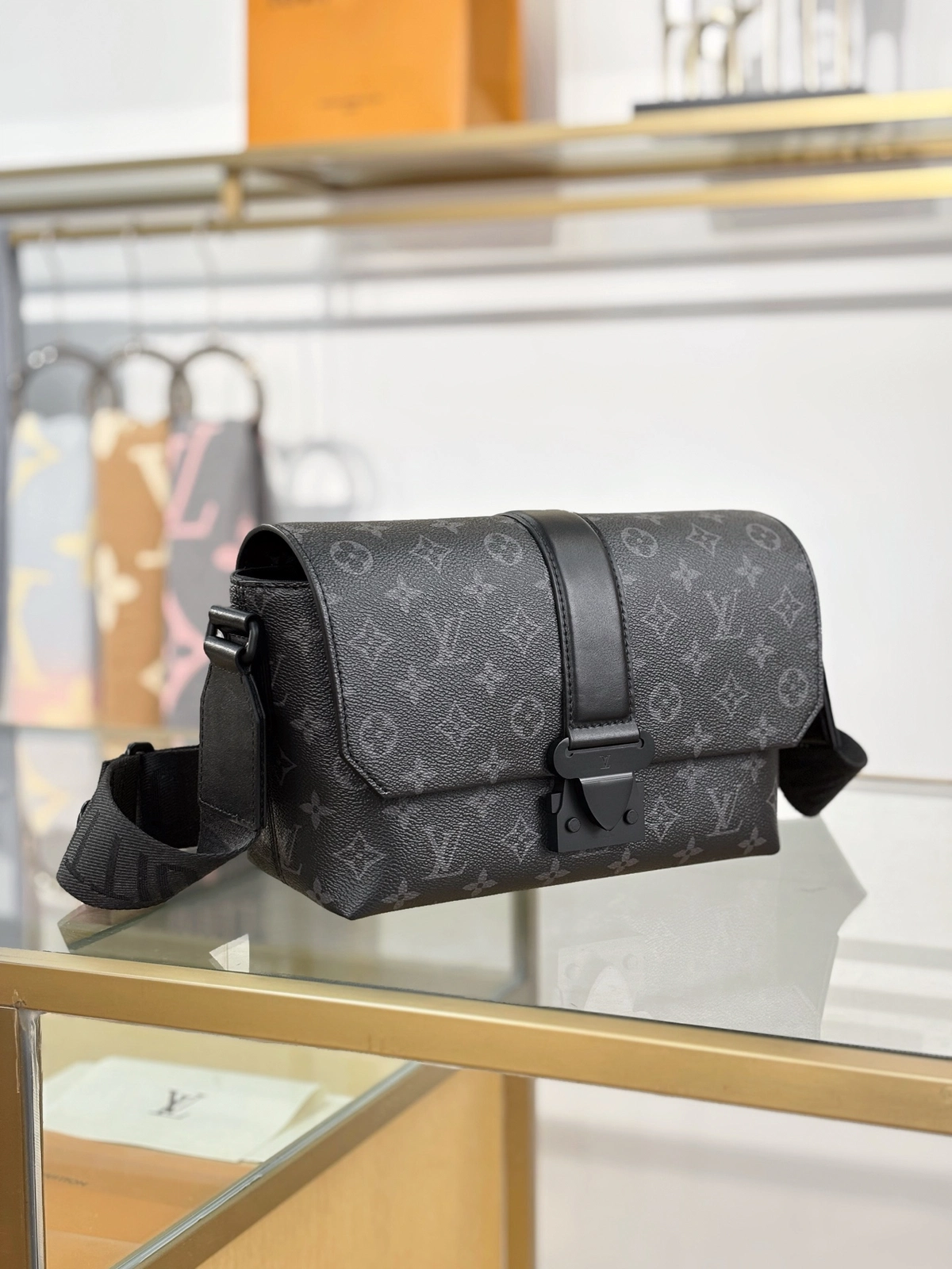 a貨包包 LV S-Cape 黑色 單肩斜背 郵差包 M46794 實拍照片側面