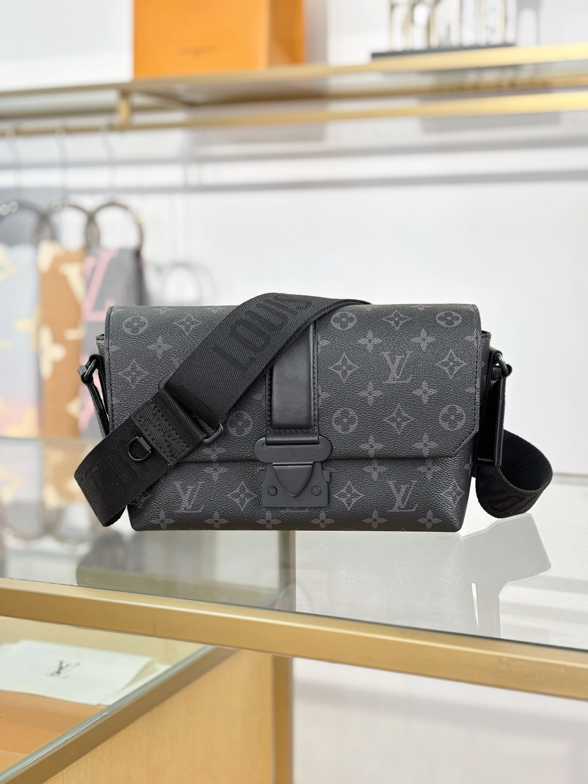 a貨包包 LV S-Cape 黑色 單肩斜背 郵差包 M46794 實拍照片正面