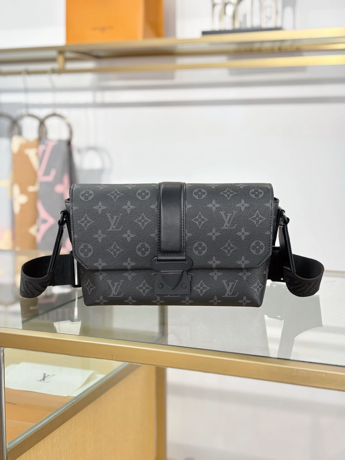 a貨包包 LV S-Cape 黑色 單肩斜背 郵差包 M46794 實拍照片正面