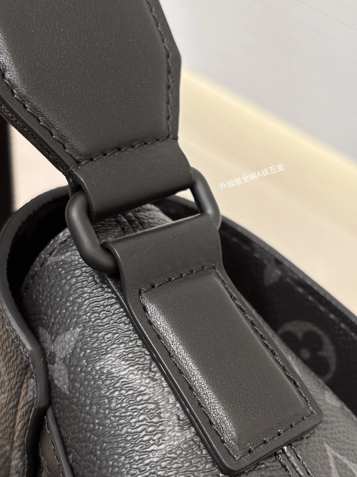 a貨包包 LV S-Cape 黑色 單肩斜背 郵差包 M46794 實拍細節全鋼五金扣子