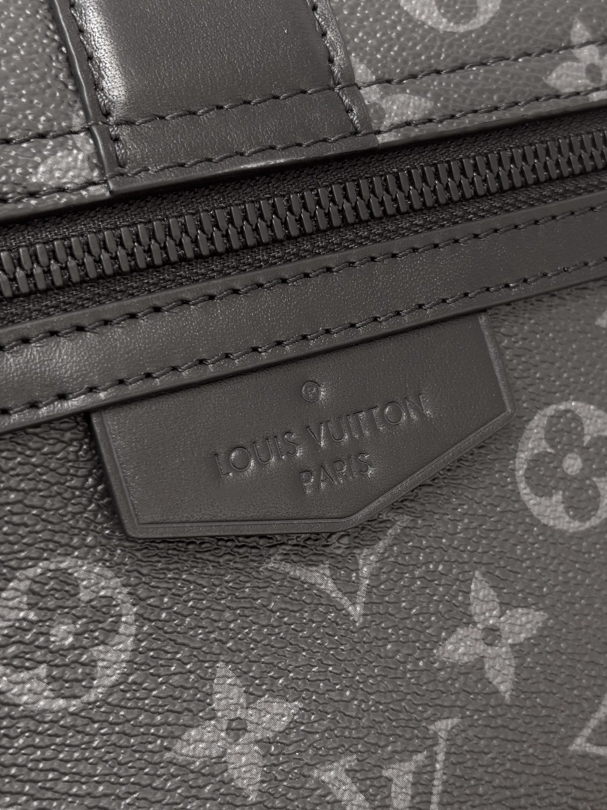 a貨包包 LV S-Cape 黑色 單肩斜背 郵差包 M46794 實拍細節銘牌鋼印LOGO