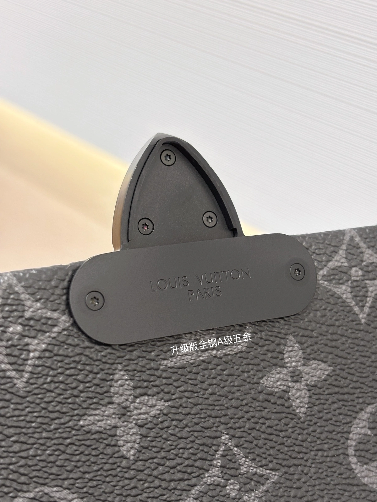 a貨包包 LV S-Cape 黑色 單肩斜背 郵差包 M46794 實拍細節全鋼五金扣子