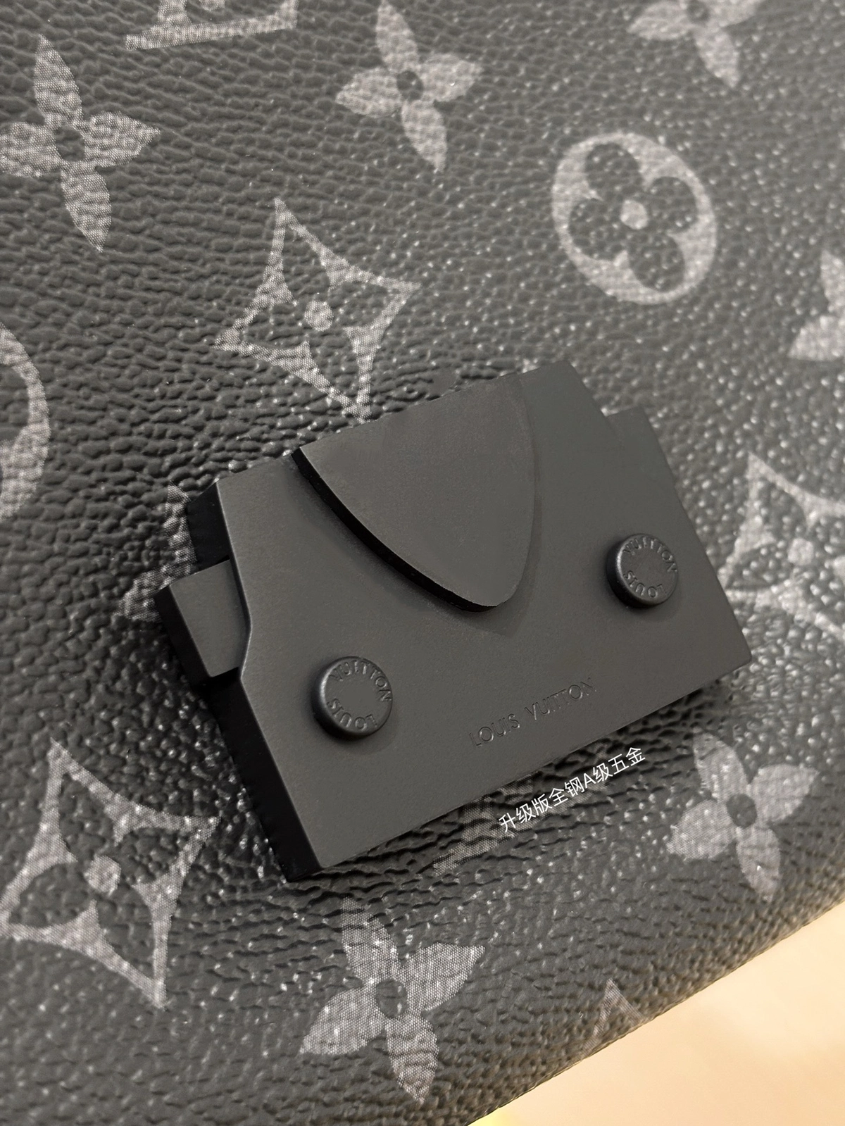a貨包包 LV S-Cape 黑色 單肩斜背 郵差包 M46794 實拍細節全鋼五金鎖扣
