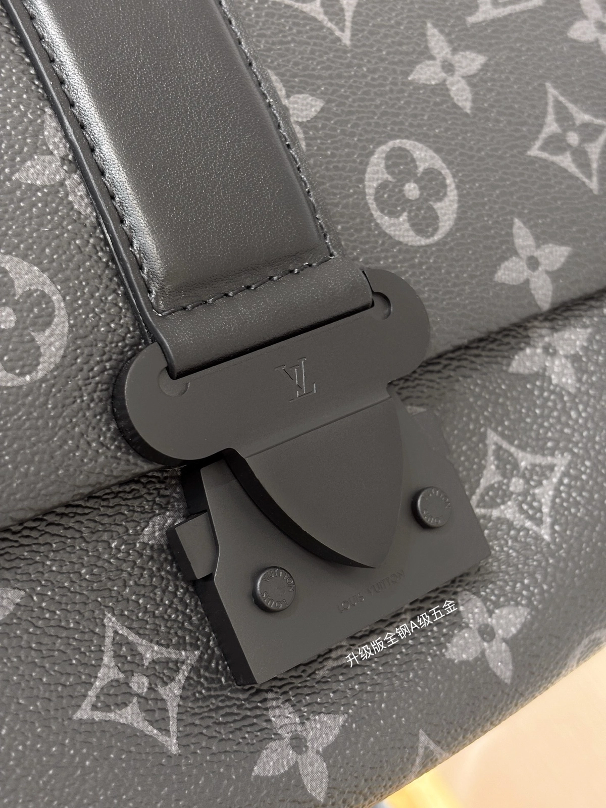 a貨包包 LV S-Cape 黑色 單肩斜背 郵差包 M46794 實拍細節全鋼五金鎖扣