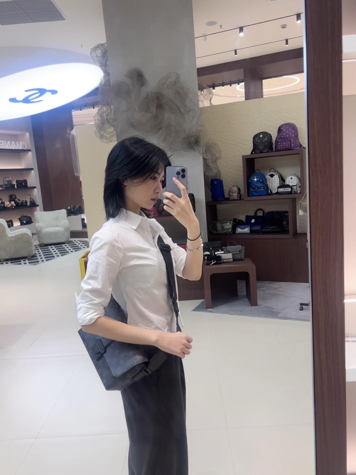 a貨包包 LV S-Cape 黑色 單肩斜背 郵差包 M46794 斜背上身效果