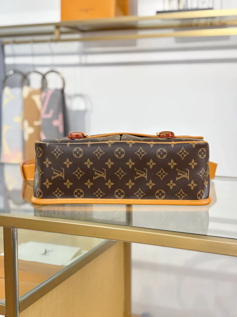 Click to view full screen a貨包包 LV 老花色 單肩 斜背 郵差包 M14723 實拍照片底部