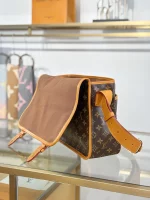 a貨包包 LV 老花色 單肩 斜背 郵差包 M14723 實拍照片側面