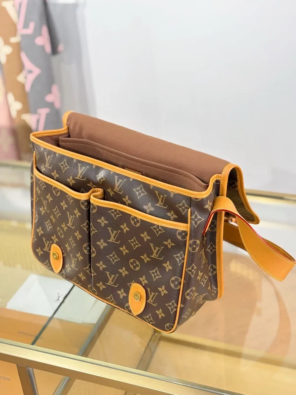 a貨包包 LV 老花色 單肩 斜背 郵差包 M14723 實拍照片側面