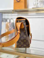 a貨包包 LV 老花色 單肩 斜背 郵差包 M14723 實拍照片側面