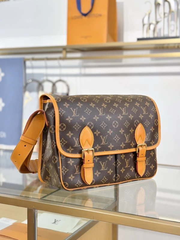 a貨包包 LV 老花色 單肩 斜背 郵差包 M14723 實拍照片側面