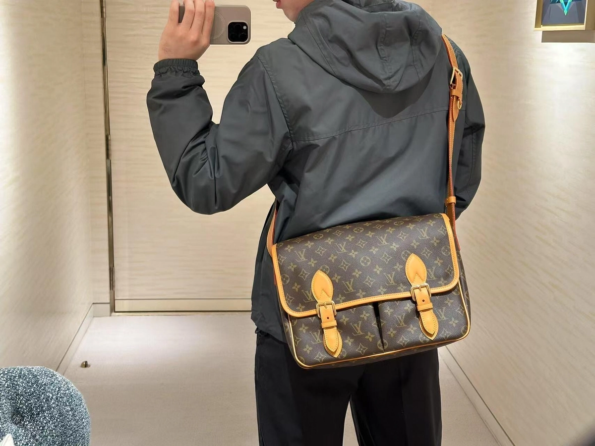 a貨包包 LV 老花色 單肩 斜背 郵差包 M14723 上身穿搭效果