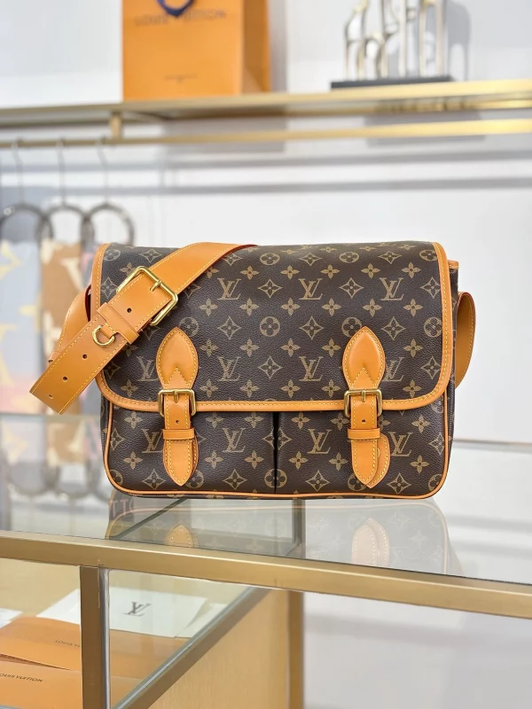 a貨包包 LV 老花色 單肩 斜背 郵差包 M14723 正面