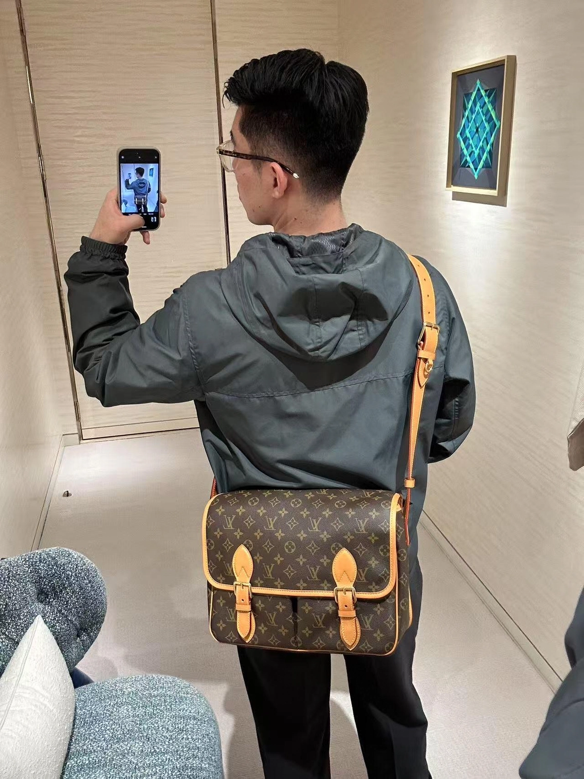 a貨包包 LV 老花色 單肩 斜背 郵差包 M14723 上身穿搭效果