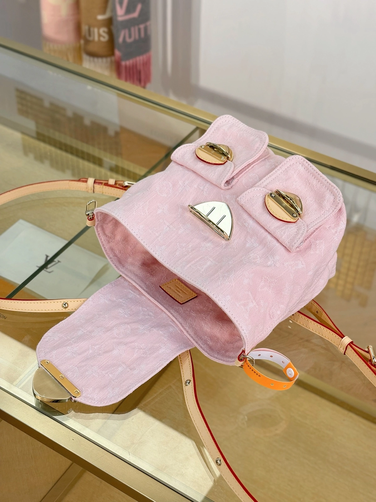 精品高仿 LV Venice 丹寧佈 櫻花粉 雙肩後背包 M13031 實拍照片容量