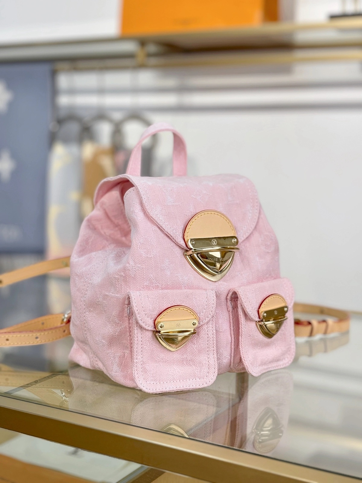 精品高仿 LV Venice 丹寧佈 櫻花粉 雙肩後背包 M13031 實拍照片側面