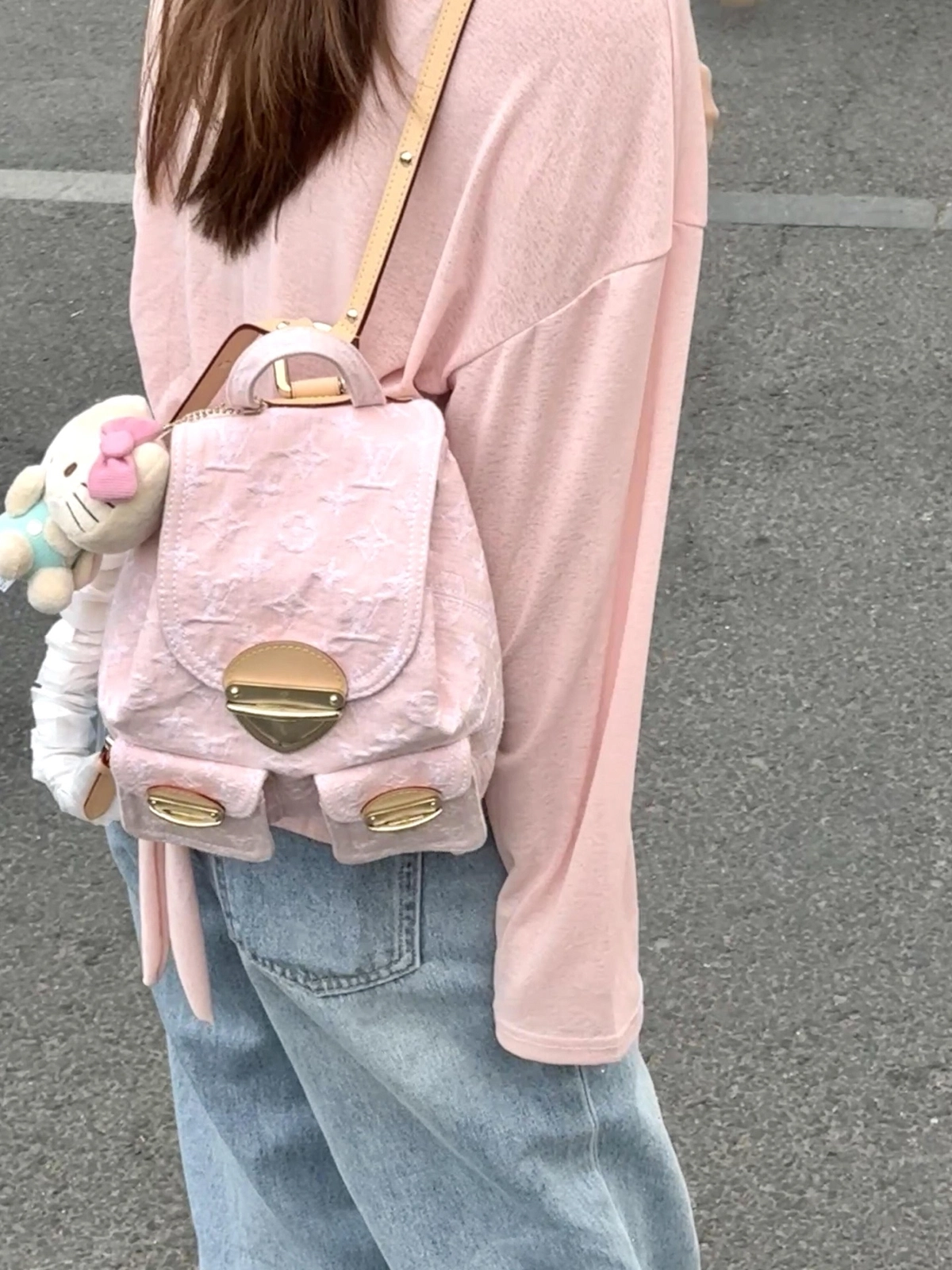 精品高仿 LV Venice 丹寧佈 櫻花粉 雙肩後背包 M13031 單肩上身效果