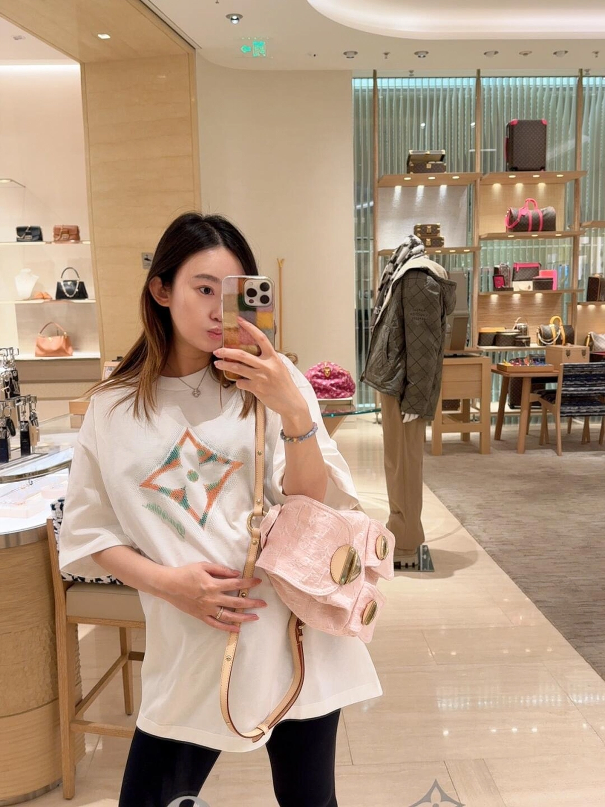 精品高仿 LV Venice 丹寧佈 櫻花粉 雙肩後背包 M13031 單肩上身效果