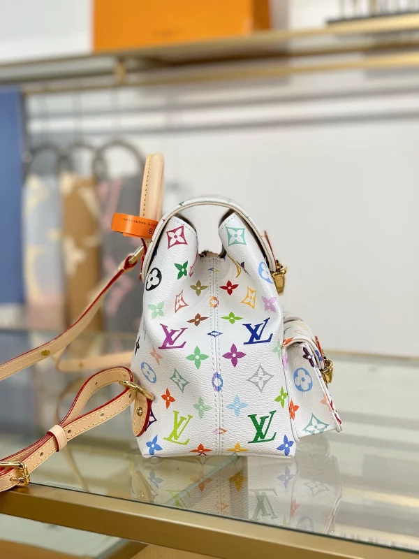 精品高仿 LV 村上隆 Venice 白三彩 雙肩後背包 M13081 實拍照片側面