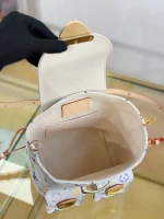 精品高仿 LV 村上隆 Venice 白三彩 雙肩後背包 M13081 實拍照片容量