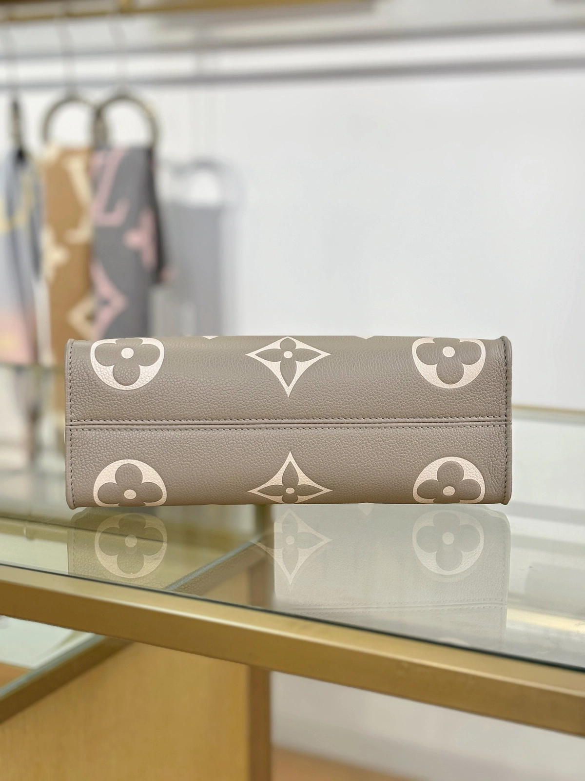 頂級a貨 LV OnTheGo 斑鳩灰色 單肩手提 托特包 M23641 實拍照片底部