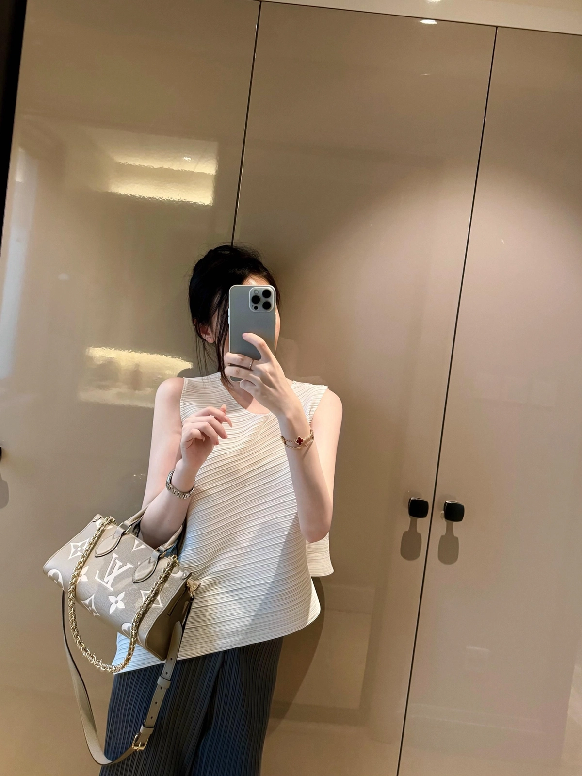 頂級a貨 LV OnTheGo 斑鳩灰色 單肩手提 托特包 M23641 手腕上身效果