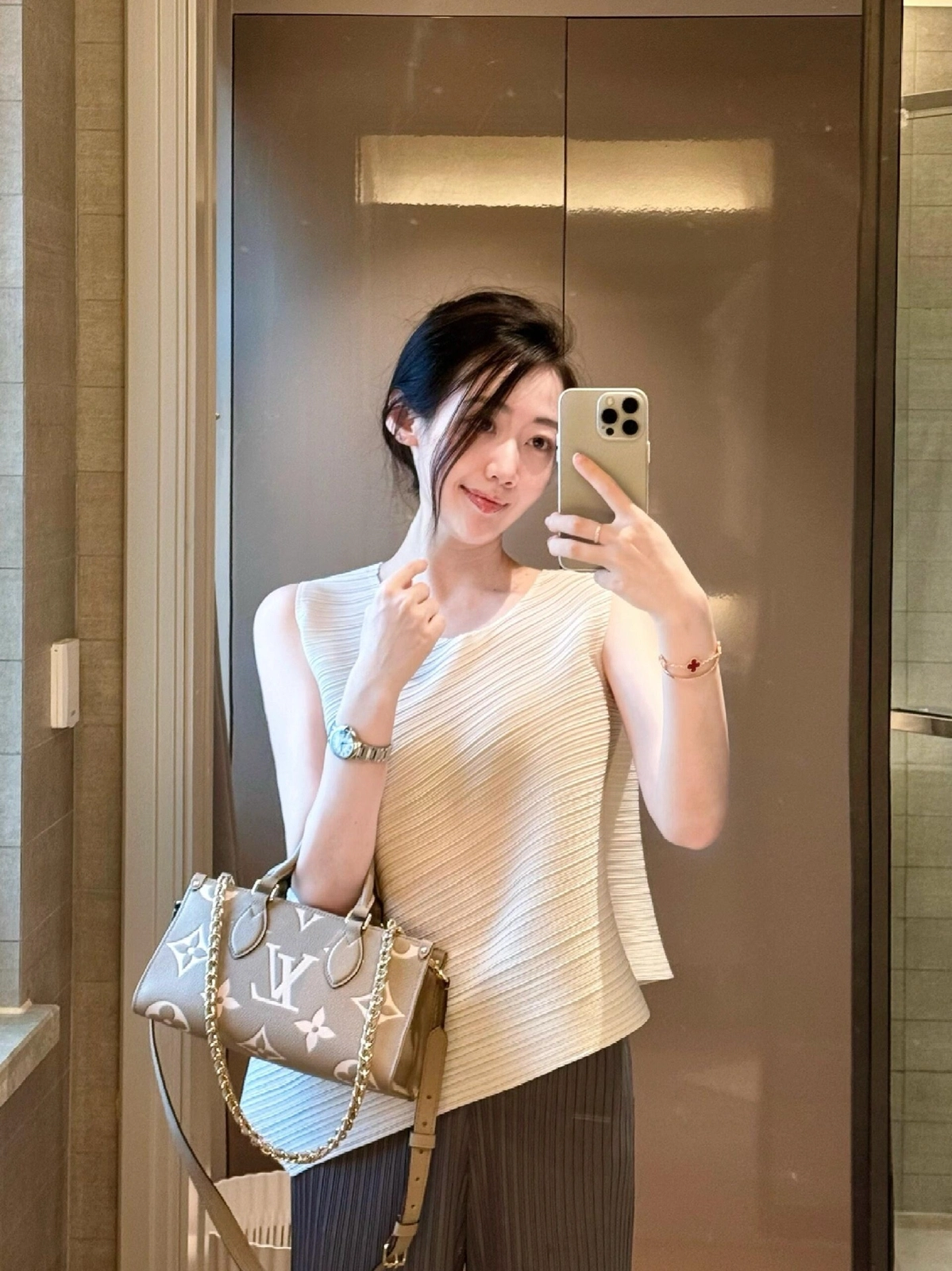 頂級a貨 LV OnTheGo 斑鳩灰色 單肩手提 托特包 M23641 手腕上身效果