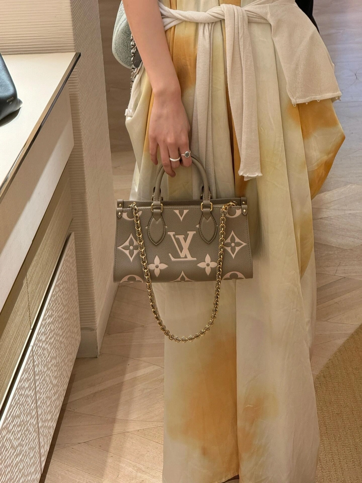 頂級a貨 LV OnTheGo 斑鳩灰色 單肩手提 托特包 M23641 手拎上身效果