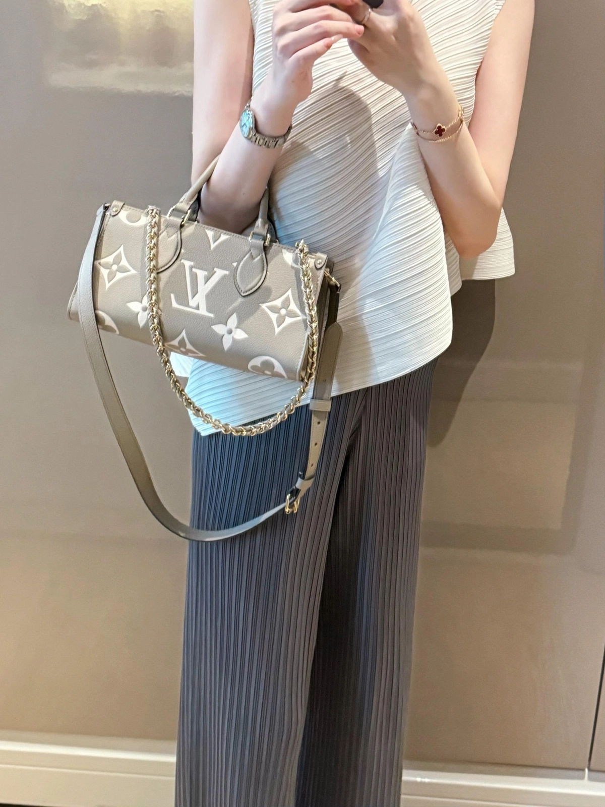頂級a貨 LV OnTheGo 斑鳩灰色 單肩手提 托特包 M23641 手腕上身效果
