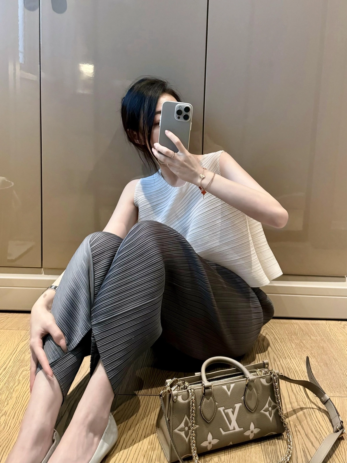 頂級a貨 LV OnTheGo 斑鳩灰色 單肩手提 托特包 M23641 上身效果