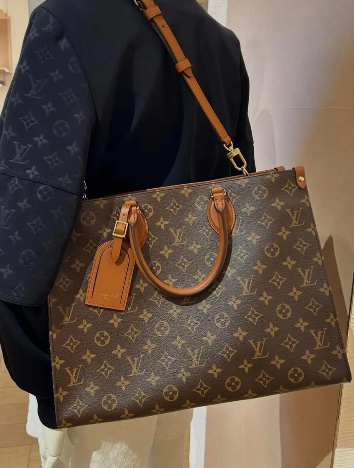 頂級a貨 LV OnTheGo 老花 單肩手提 托特包 M14235 單肩上身效果
