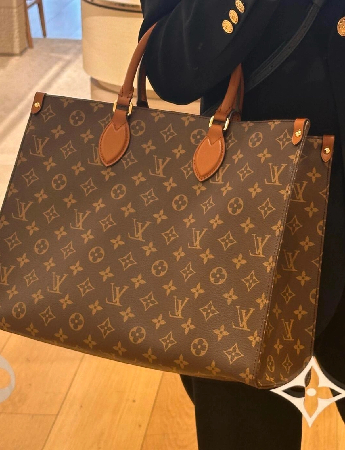 頂級a貨 LV OnTheGo 老花 單肩手提 托特包 M14235 手腕上身效果