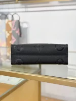 頂級a貨 LV OnTheGo 黑色壓花 單肩手提 托特包 M23640 實拍照片底部