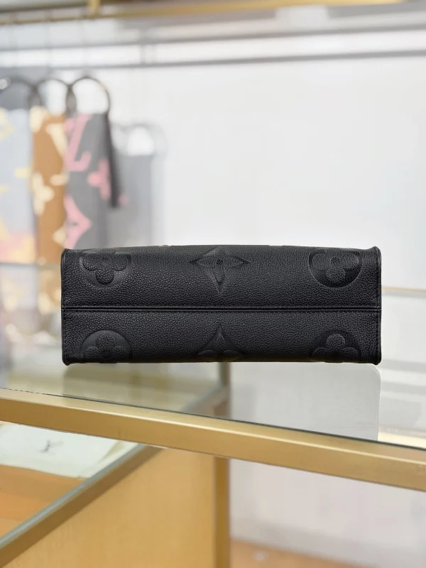 頂級a貨 LV OnTheGo 黑色壓花 單肩手提 托特包 M23640 實拍照片底部