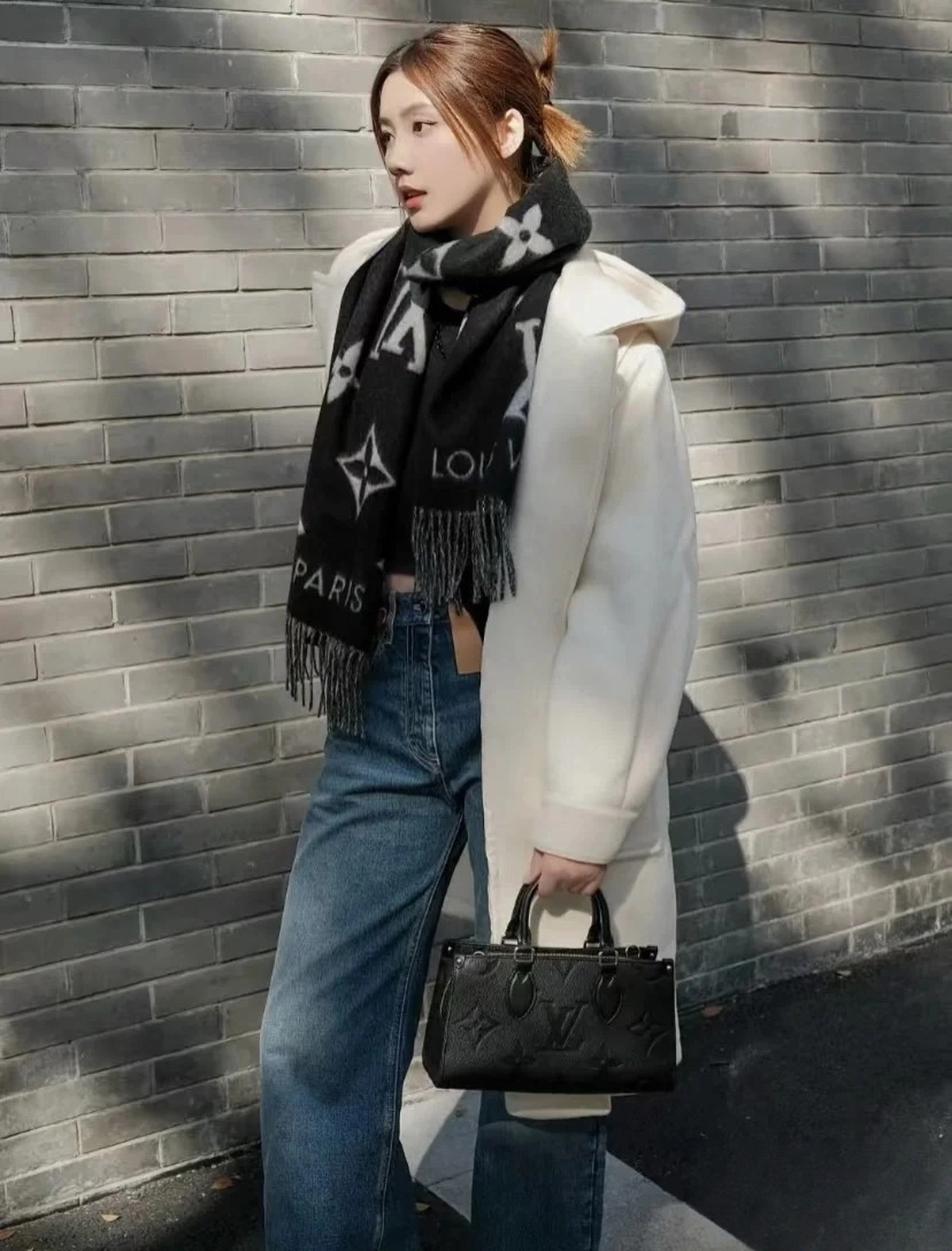 頂級a貨 LV OnTheGo 黑色壓花 單肩手提 托特包 M23640 手提上身效果