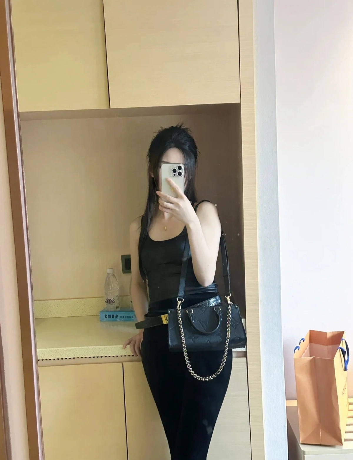 頂級a貨 LV OnTheGo 黑色壓花 單肩手提 托特包 M23640 手腕上身效果