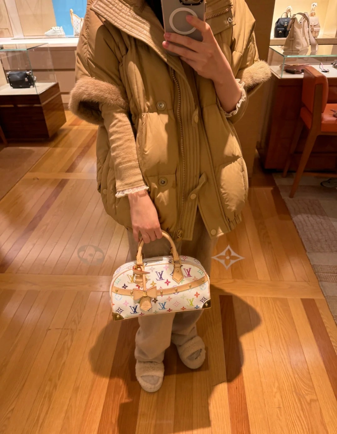 頂級a貨 LV 村上隆 Handbag East West 白三彩 單肩手提 托特包 M13084 手提上身效果